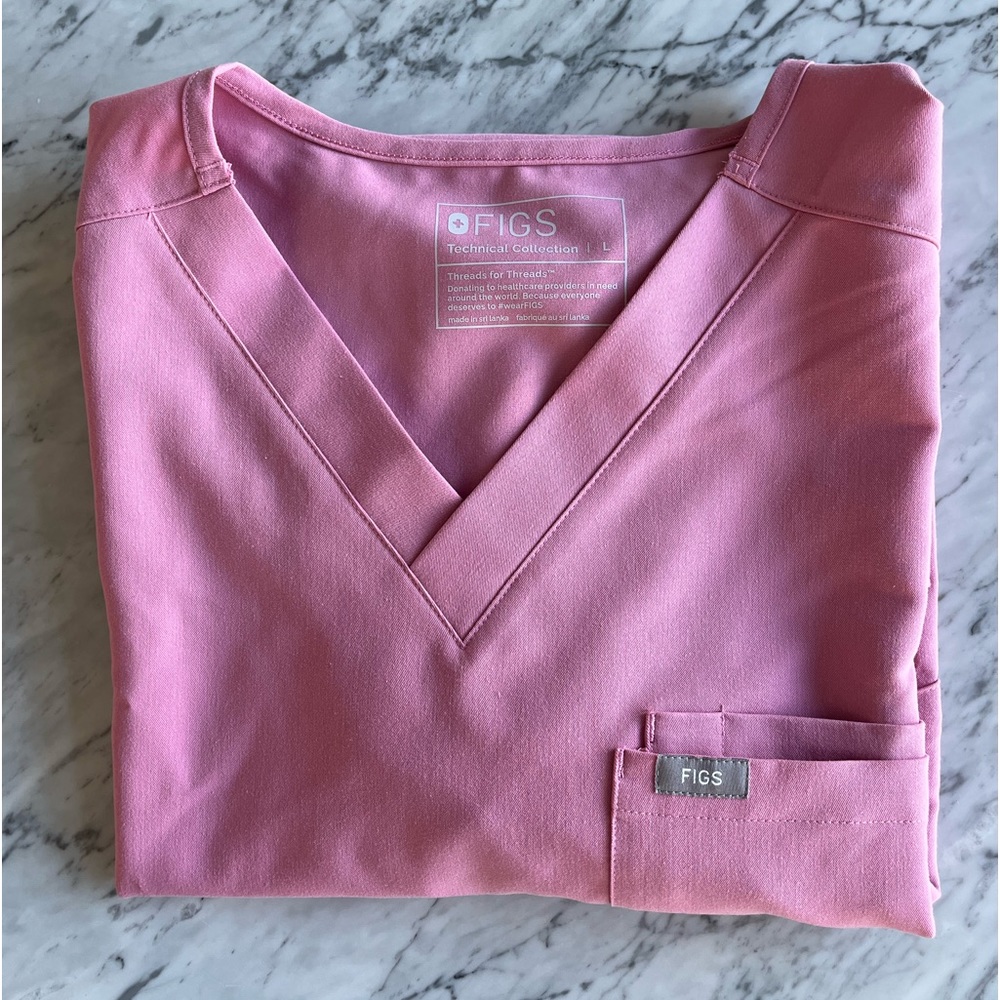 FIGS LIMITED EDITION LEON TOP IN CHALK PINK SIZE LARGE